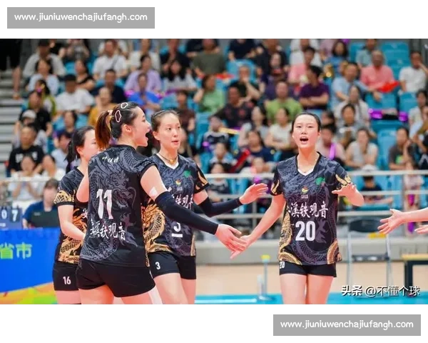 中国女排鏖战赛尔维亚激情四溢 决胜局角逐演绎精彩对决